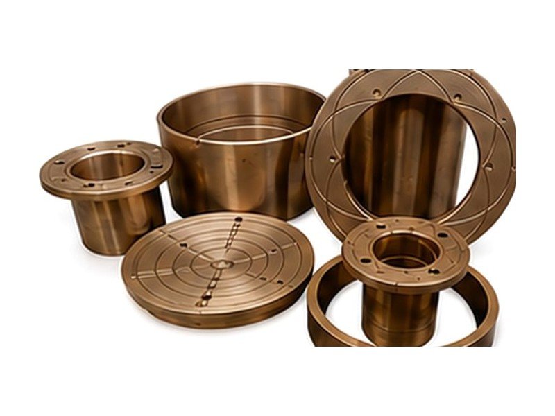 Pratos, anéis, buchas e colares de bronze